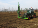 Autopilot traktor, autopilot kombajn - přesné sázení stromků - automatizace v zemědělství