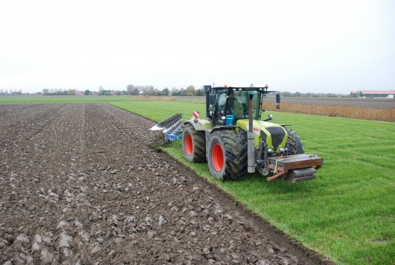 Snadné řízení traktoru i pluhu pomocí autopilotu - automatizace v zemědělství