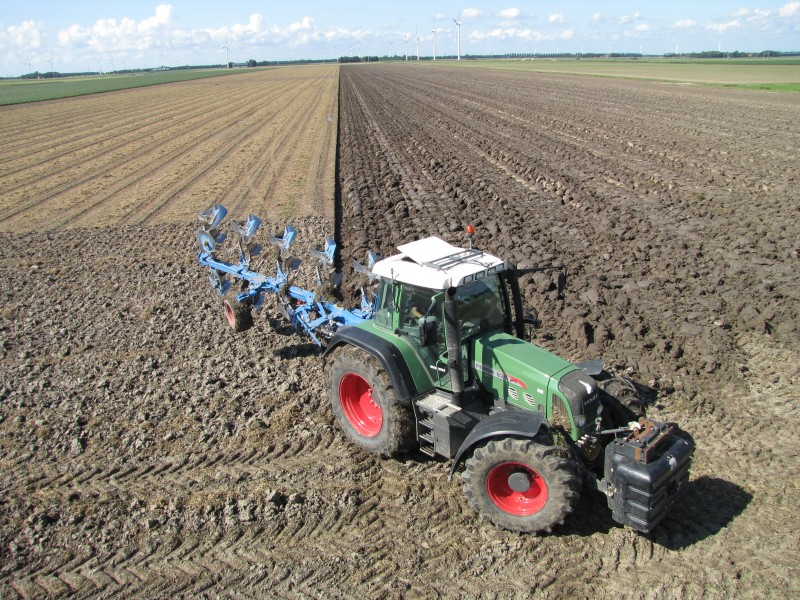 Začátek i konec brázdy jsou díky autopilotu traktoru vždy rovné - automatizace v zemědělství