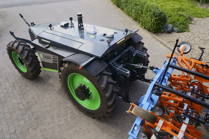 Polní traktor AgXeed AgBot 2.055W4 pro setí a plečkování řádkových plodin