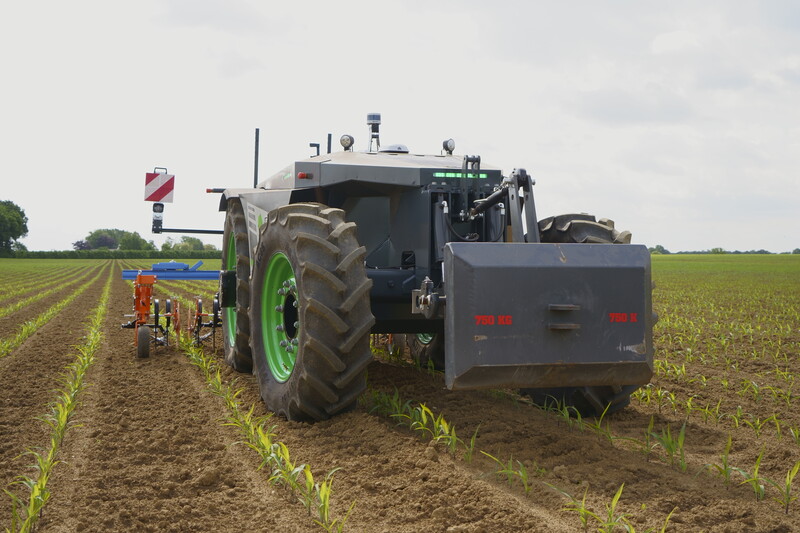 Polní traktor AgXeed AgBot 2.055W4 ideální pro setí a plečkování řádkových plodin