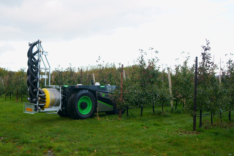 Polní robot AgXeed AgBot 2.055W3 určený pro sady a vinice