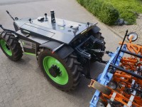 Polní traktor AgXeed AgBot 2.055W4 pro setí a plečkování řádkových plodin