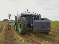 Polní traktor AgXeed AgBot 2.055W4 ideální pro setí a plečkování řádkových plodin