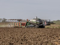 Polní robot AgXeed AgBot T2 5 SERIES je schopen vykonávat práce běžně prováděné standardním traktorem