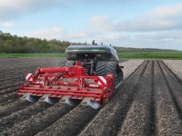 Autonomní polní robot AgXeed AgBot T2 7 SERIES vykonává polní práce, které vykonává běžný polní traktor