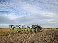 Autonomní polní robot AgXeed AgBot T2 7 SERIES při orbě