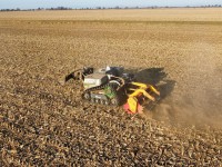 Polní robot AgXeed AgBot T2 5 SERIES při práci na poli