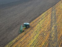 Autonomní polní robot AgXeed AgBot T2 7 SERIES při orbě