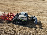 Polní robot AgXeed AgBot T2 5 SERIES  při práci