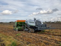 Autonomní polní robot AgXeed AgBot T2 7 SERIES - ukázka při polních pracech