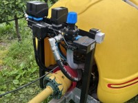 Rosič, který lze osadit řídící jednotkou E-spray, která reguluje dávku v litrech a vypíná postřik na konci řádku